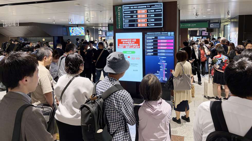 epa13062727 People crowd the Sendai station after the suspension of Tohoku Shinkansen operations due to an earthquake, in Sendai, northeastern Japan, 25 June 2026. According to the Japan Meteorological Agency, an earthquake of a magnitude estimated at 7.2 struck off the coast of Iwate Prefecture, northeastern Japan. No tsunami was generated.  EPA/JIJI PRESS JAPAN OUT EDITORIAL USE ONLY/