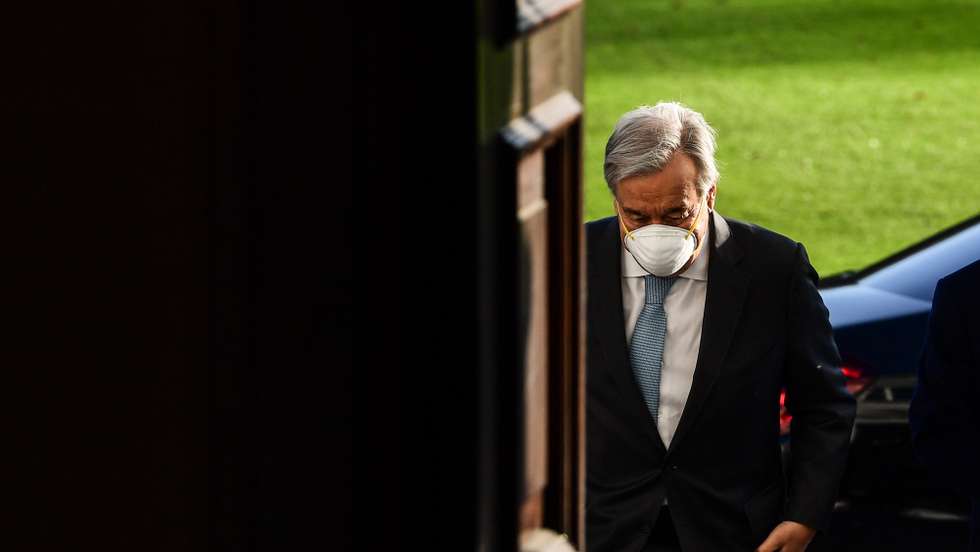 epa08891637 UN Secretary-General Antonio Guterres arrives for a meeting with German President Frank-Walter Steinmeier at Bellevue Palace in Berlin, Germany, 18 December 2020.  EPA/FILIP SINGER
