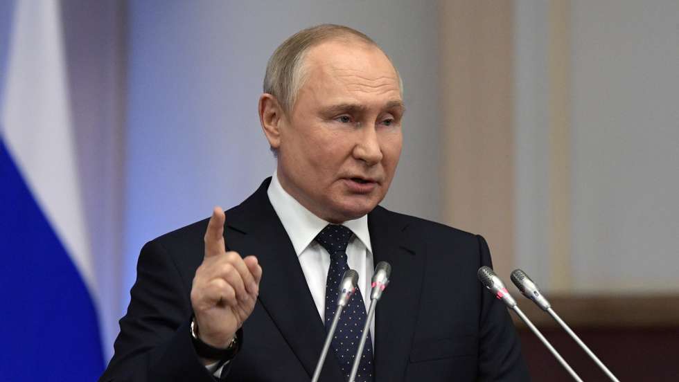 epa09912415 Russian President Vladimir Putin addresses a meeting of the Council of Legislators under the Russian Federal Assembly at the Tauride Palace in St. Petersburg, Russia, 27 April 2022.  EPA/ALEXEI DANICHEV / KREMLIN POOL / SPUTNIK /