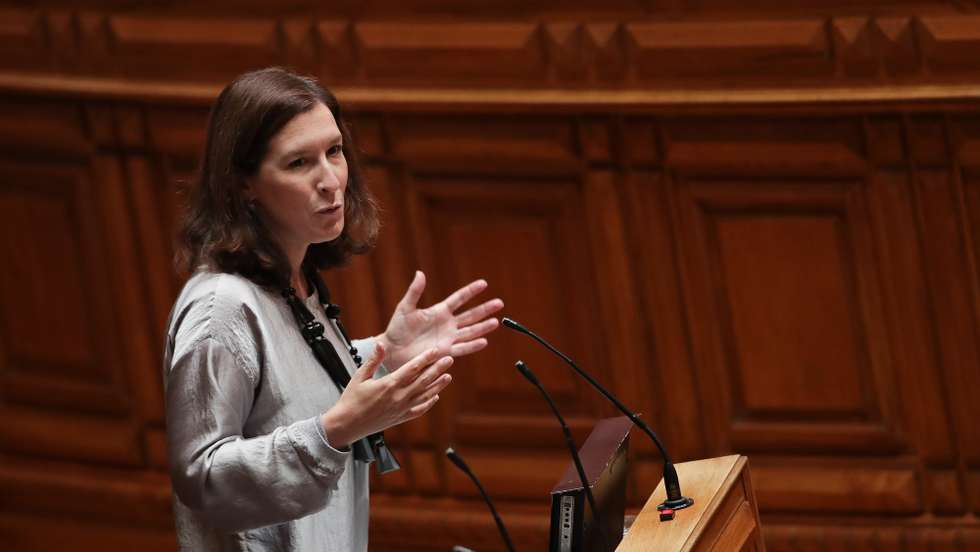 A deputada do CDS-PP, Cecilia Meireles, participa no debate parlamentar sobre o Estado da Nação, na Assembleia da República, em Lisboa, 24 de julho de 2020. MÁRIO CRUZ/LUSA