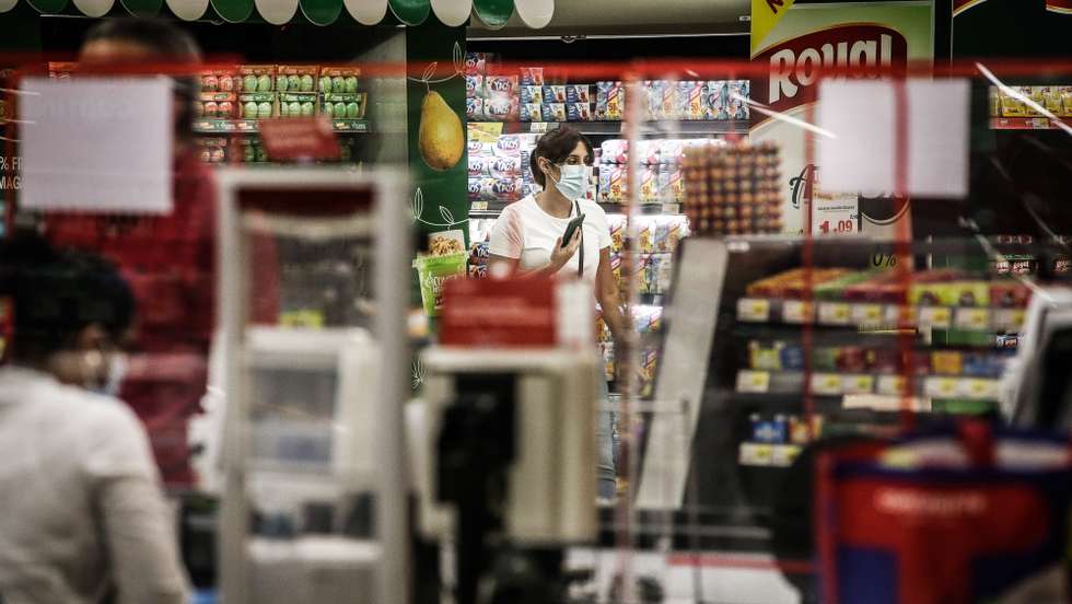 Pessoas fazem as suas compras em um supermercado no Centro Comercial Colombo, em Lisboa, 1 de junho de 2020. A atual situação da pandemia da covid-19 na região de Lisboa e Vale do Tejo impediu a abertura em pleno deste centro comercial. MÁRIO CRUZLUSA