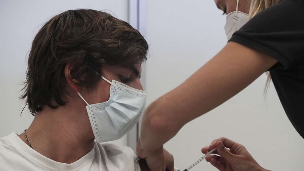 Na sequência da decisão da Direção-Geral de Saúde (DGS) de vacinar universalmente os utentes com idades entre os 12 e 15 anos, esta faixa etária começou a ser vacinada no Centro de Vacinação de Alcabideche, Cascais, 21 de agosto de 2021. TIAGO PETINGA/LUSA