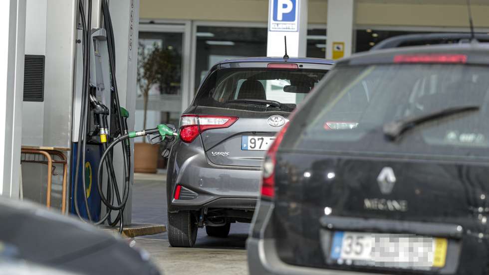 Automobilistas portugueses abastecem em Espanha para fugir aos preços altos dos combustíveis em Portugal e vão abastecer a Espanha, onde a diferença pode chegar aos 36 cêntimos por litro, em Ayamonte, Espanha, 17 de outubro de 2021. (ACOMPANHA TEXTO). LUÍS FORRA/LUSA