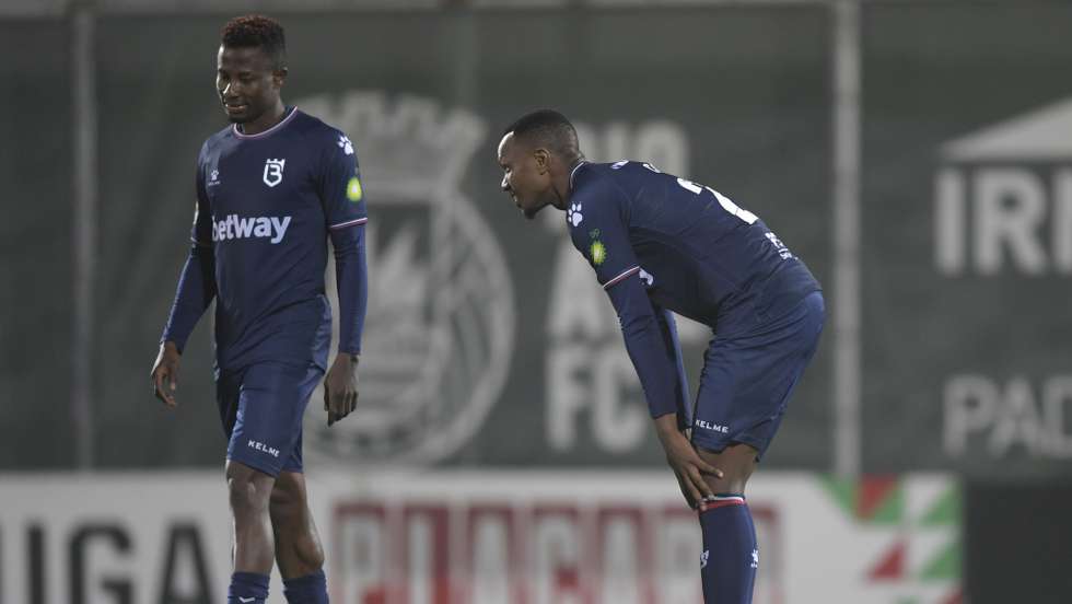 Os jogadores do Belenenses SAD reagem após terem sido eliminados pelo Rio Ave no jogo da 5a. eliminatória da Taça de Portugal de futebol  disputado no Estádio do Rio Ave Futebol Clube, em Vila do Conde. 23 de dezembro de 2021. FERNANDO VELUDO/LUSA