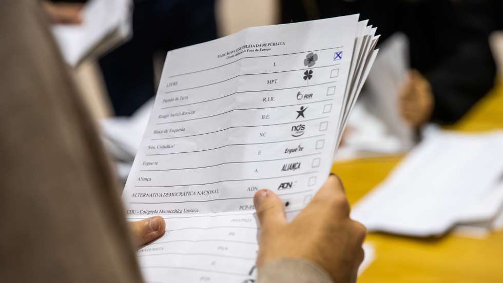 Delegados realizam a contagem de votos dos eleitores no estrangeiro das eleições legislativas, na FIL, em Lisboa, 09 de fevereiro de 2022. JOSÉ SENA GOULÃO/LUSA
