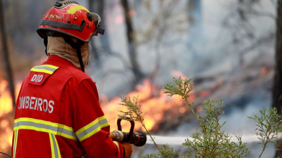 Um bombeiro combate as chamas durante um incêndio no vale glaciar de Beijames, Covilhã, 9 de agosto de 2022. Este incêndio que deflagrou no sábado na localidade de Garrocho, no concelho da Covilhã (Castelo Branco), continua ativoestá a ser combatido por mais de 580 operacionais. MIGUEL PEREIRA DA SILVA/LUSA