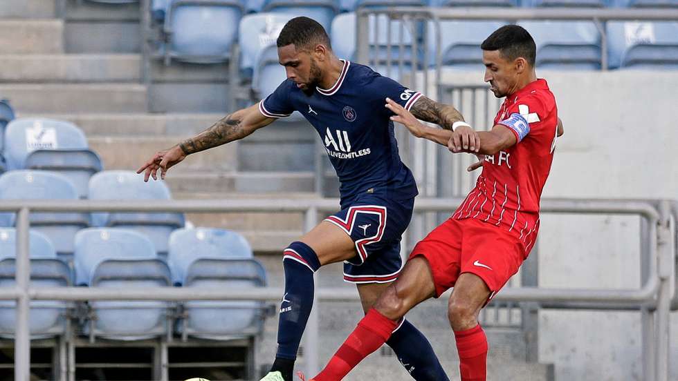 O jogador do Sevilha, Jesus Navas (D), em ação contra o jogador do PSG, Layvin Kurzawa (E), durante o jogo particular realizado no Estádio Algarve, em Faro, 27 de julho de 2021. RICARDO NASCIMENTO/LUSA