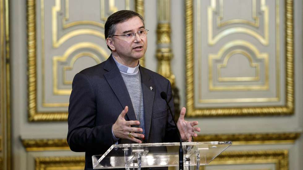 O bispo auxiliar de Lisboa e presidente da Fundação Jornadas Mundiais da Juventude (JMJ) Lisboa 2023, D. Américo Aguiar, intervém na conferência de imprensa sobre as JMJ, no salão Nobre dos Paços do Concelho, em Lisboa, 10 de fevereiro de 2023. ANTÓNIO PEDRO SANTOS/LUSA