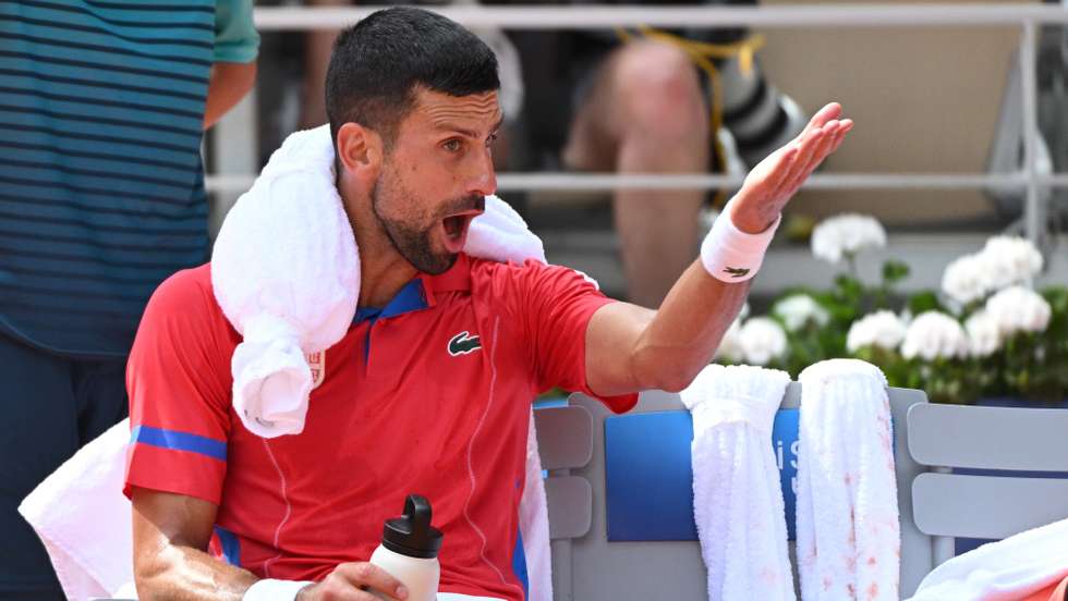 epa11525070 Novak Djokovic of Serbia reacts during the Men Singles gold medal match against Carlos Alcaraz of Spain, of the Tennis competitions in the Paris 2024 Olympic Games, at the Roland Garros in Paris, France, 04 August 2024.  EPA/CAROLINE BLUMBERG