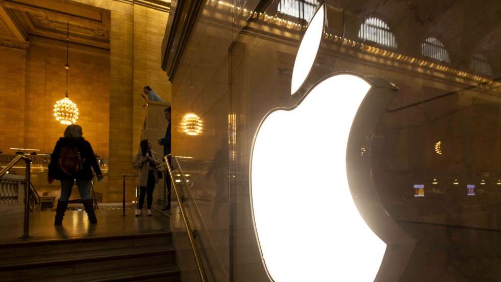 epa11199235 People walk past a logo at an Apple Store in New York, New York, USA, 04 March 2024. Shares of the Apple company dropped today after the European Commission announced it was fining Apple €1.8 billion euro/ $1.95 billion for alleged antitrust action due to alleged abuse of its position in the music streaming apps market.  EPA/JUSTIN LANE