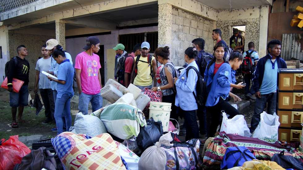Cerca de 400 estudantes de várias universidades de Díli foram hoje retirados pela Polícia Nacional de Timor-Leste de um edifício que ocupavam ilegalmente no centro da capital timorense, Timor-Leste, 15 de julho de 2013. (ACOMPANHA TEXTO) ANTONIO AMARAL/LUSA