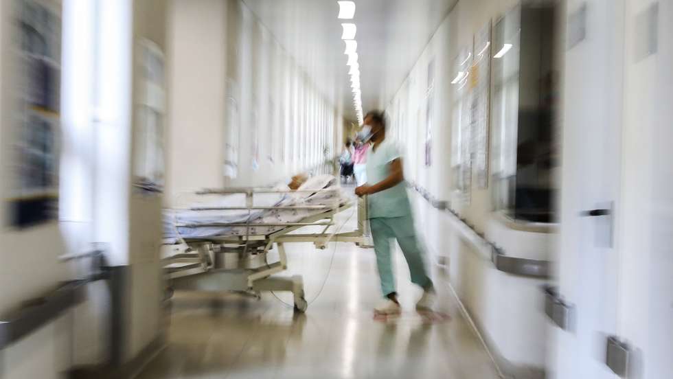 Um dos corredores do Hospital Santa Maria, em Lisboa, 18 de maio de 2021. Após várias transformações para dar resposta a milhares de doentes com covid-19, o Hospital Santa Maria, em Lisboa, regressou à normalidade com corredores cheios de utentes para ir a uma consulta externa, fazer exames ou mesmo uma cirurgia. (ACOMPANHA TEXTO DO DIA 21 DE MAIO DE 2021) JOÃO RELVAS/LUSA