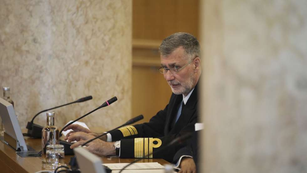 O coordenador da Task-Force para o Plano de Vacinação contra a Covid-19, vice-almirante Henrique Gouveia e Melo, durante audição da Comissão Eventual para o acompanhamento da aplicação das medidas de resposta à pandemia da doença COVID-19, com o intuito de proceder ao balanço da atividade de coordenação desenvolvida pela Task-Force para o Plano de Vacinação contra a Covid-19” na Assembleia da República, em Lisboa, 12 outubro 2021.  ANDRÉ KOSTERS/LUSA