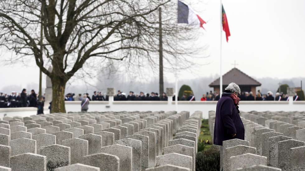 epa06656823 A woman walks between graves at the Portuguese National Cemetery of Richebourg, northern France, 09 April 2018. French President Emmanuel Macron, Portugal's President Marcelo Rebelo de Sousa and Prime Minister Antonio Costa attend a ceremony to commemorate the 100th anniversary of the Lys Battle and to honor the Portuguese soldiers of the Great War.  EPA/ETIENNE LAURENT
