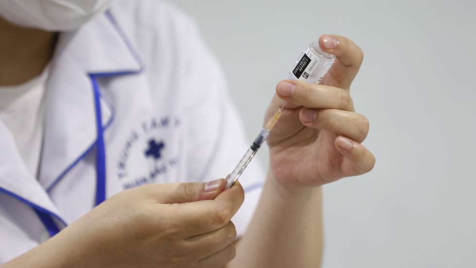 epa09909548 A nurse prepares a dose of COVID-19 vaccination, at Phuc Dien elementary school in Hanoi, Vietnam, 26 April 2022, as a part of COVID-19 vaccination campaign for children aged 5 to 11 in Hanoi.  EPA/LUONG THAI LINH