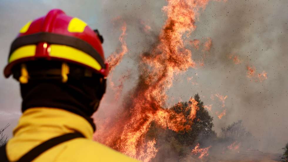 Um bombeiro combate um incêndio que lavra numa zona de mato na freguesia de Benespera, no concelho da Guarda, 07 de julho de 2022. De acordo com a página da Autoridade Nacional de Emergência e Proteção Civil, o incêndio está a ser combatibo por mais de 325 operacionais, apoiados por 96 viaturas e 04 meios aéreos. MIGUEL PEREIRA DA SILVA/LUSA