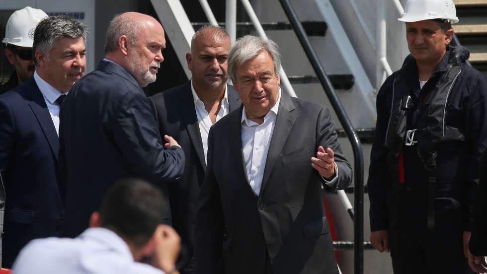 epa10130264 UN Secretary-General Antonio Guterres (C) arrives at the Zeyport to inspect a grain shipment before his Joint Coordination Center (JCC) in Istanbul, Turkey, 20 August 2022. A safe passage deal was signed between Ukraine and Russia to export Ukrainian grain on 22 July in Istanbul.  EPA/ERDEM SAHIN