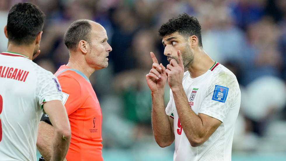 Taremi acabou o jogo a discutir com Mateu Lahoz lance na área dos EUA onde caiu no penúltimo minuto de descontos da segunda parte