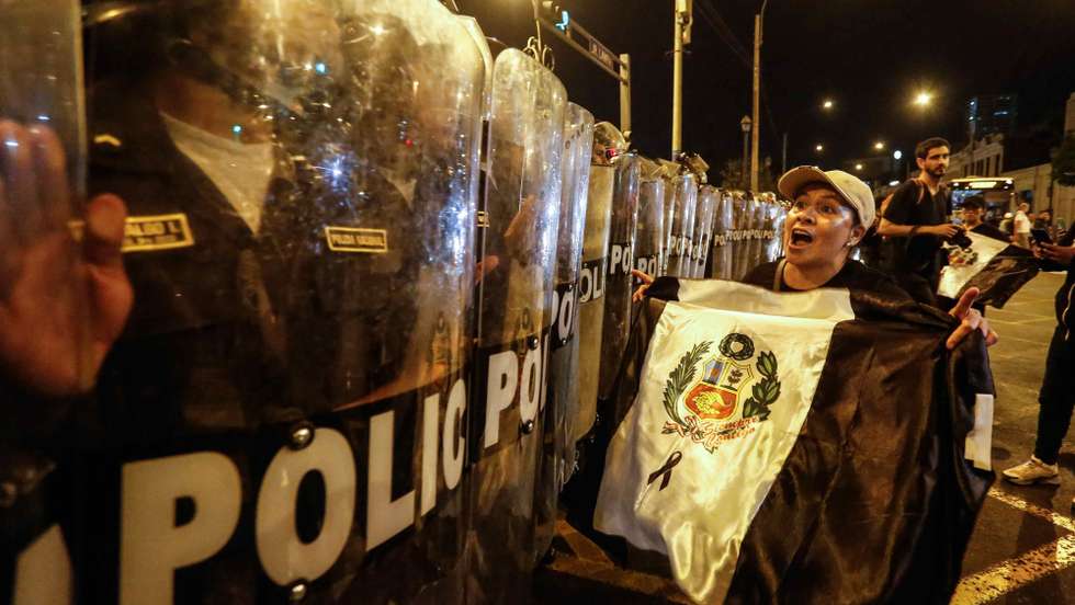 epa10402498 People protest in front of police during a new march against the Government of Dina Boluarte, in Lima, Peru, 12 January 2023. The call for an anti-government protest march this 12 January in Lima brought together hundreds of protesters from left and extreme left political parties, labor unions and civil groups who mobilized along the main avenues of the historic center.  EPA/Renato Pajuelo