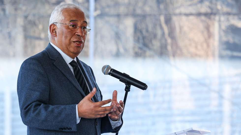 O primeiro-ministro, António Costa, intervém na cerimónia do lançamento da primeira pedra do novo empreendimento de habitação do Alto da Montanha em Carnaxide, em Oeiras, 24 de janeiro de 2023. TIAGO PETINGA/LUSA