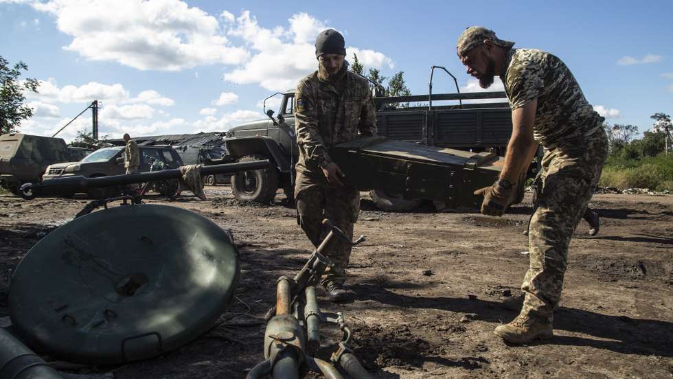 epa10199954 Ukrainian servicemen carry an ammunition box found at a former position of Russian troops in the Kharkiv area, Ukraine, 22 September 2022. The Ukrainian army pushed Russian troops from occupied territory in the northeast of the country in a counterattack. Kharkiv and surrounding areas have been the target of heavy shelling since February 2022, when Russian troops entered Ukraine starting a conflict that has provoked destruction and a humanitarian crisis.  EPA/OLEKSANDR RATUSHNIAK