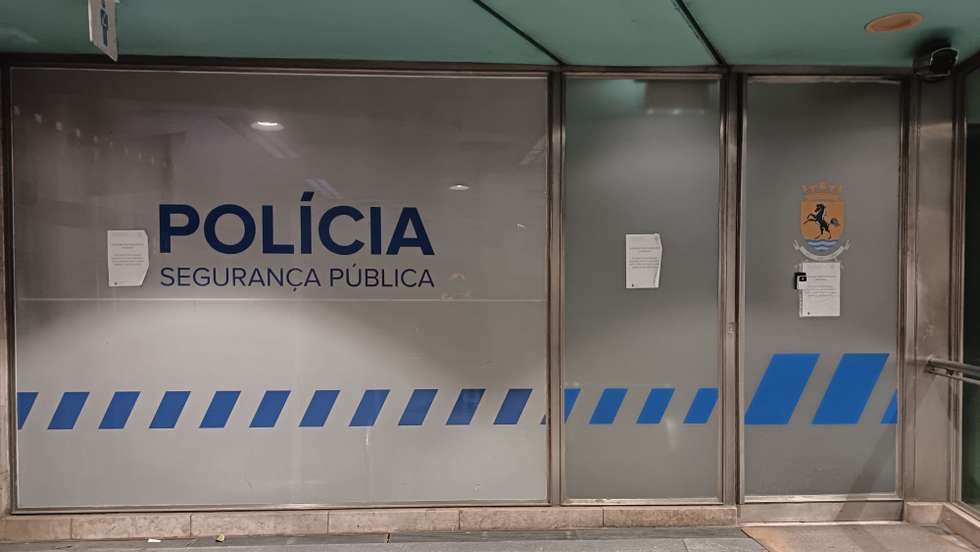 Os agentes apreenderam ainda cerca de 2.800 euros, dois aparelhos de comunicações e uma balança de precisão