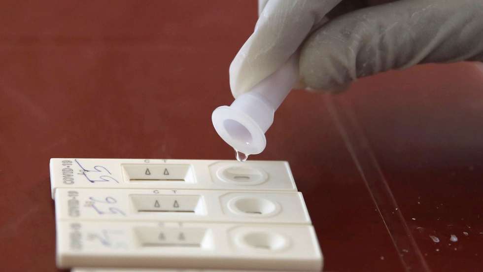 epa08678152 A paramedic conducts a Rapid Antigen test for COVID-19 of Kashmiri man in Srinagar, the summer capital of Indian Kashmir, 18 September 2020. India has the second highest total of confirmed COVID-19 cases in world.  EPA/FAROOQ KHAN