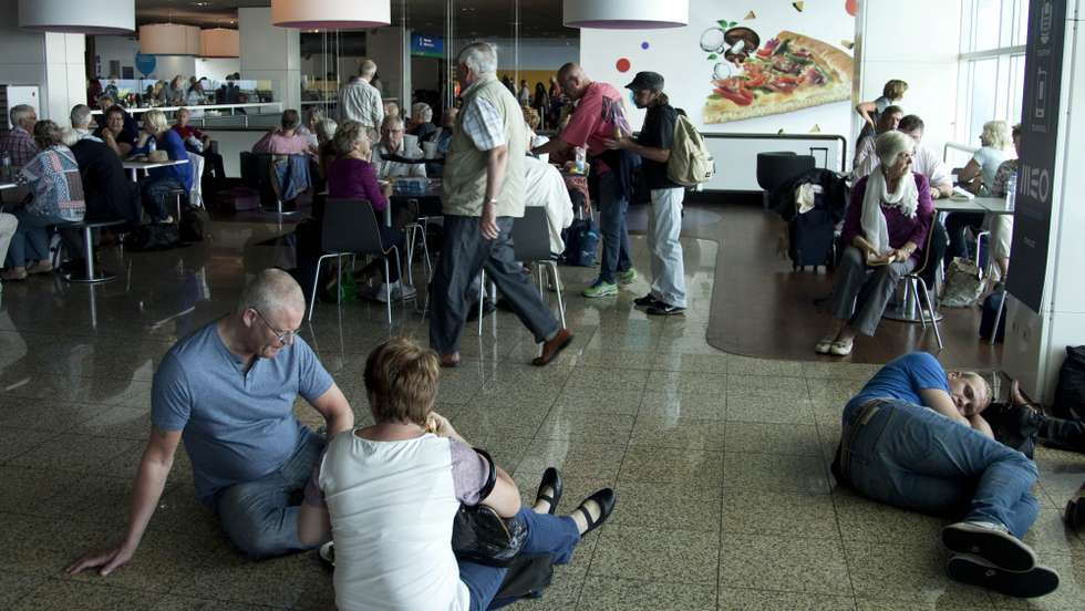 A situação meteorológica está também a afetar as partidas, e muitas centenas de passageiros, havendo voos já adiados para quarta-feira