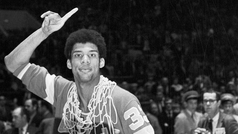 Kareem Abdul-Jabbar, conhecido ainda na altura por Lew Alcindor, foi um dos grandes destaques do basquetebol universitário pela UCLA entre 1966 e 1969