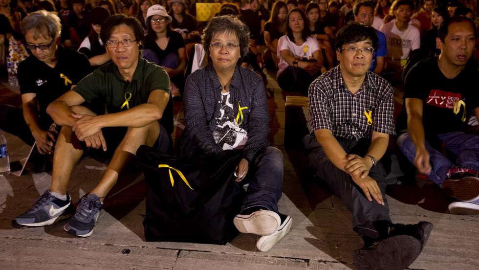 Entre 500 a 700 jovens de Macau concentraram-se hoje na Praça da Amizade, centro da cidade, em “solidariedade” para com o movimento pró-democrático de Hong Kong, numa ação inédita que marca uma nova era nas reivindicações políticas locais, Macau, 1 de Outubro de 2014. Entre a assistência encontram-se os deputados pró-democratas Ng Kuoc Cheong (D) e Au Kam San (E). )CARMO CORREIA/LUSA