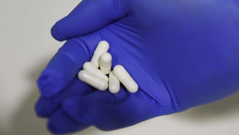 Segundo o farmacêutico, não se prevê, a médio prazo, o aparecimento de um medicamento específico para o vírus SARS-CoV-2