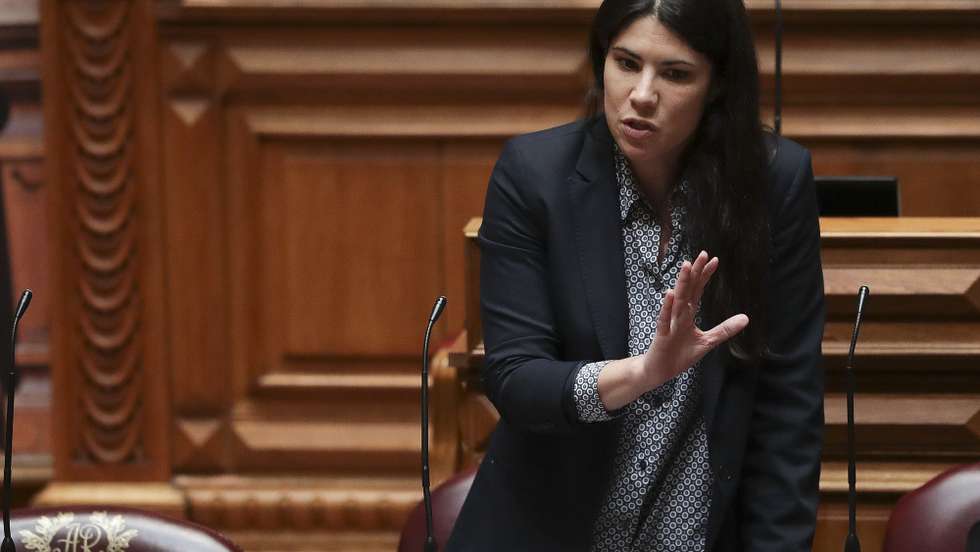 A deputada do Bloco de Esquerda (BE), Mariana Mortágua, interpela o Governo durante o segundo dia da sessão plenária para apresentação do programa do XXIII Governo Constitucional na Assembleia da República, em Lisboa, 08 de abril de 2022. TIAGO PETINGA/LUSA