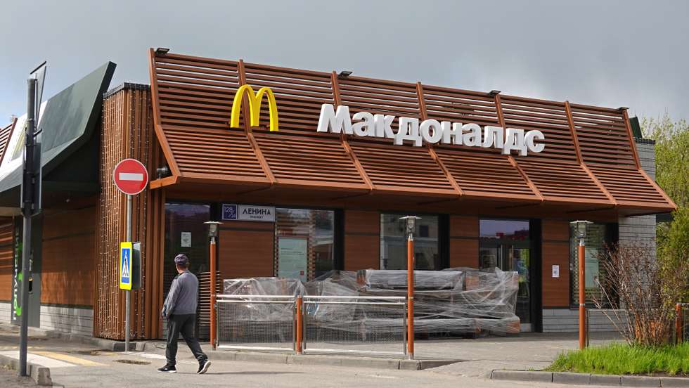 epaselect epa09950840 A view of a closed McDonalds restaurant in Podolsk, outside Moscow, Russia, 16 May 2022. US global fast food franchise on 16 May 2022 in a press release announced that it "will exit the Russian market and has initiated a process to sell its Russian business." On 24 February, Russian troops invaded Ukrainian territory starting a conflict that has provoked destruction and a humanitarian crisis. According to the UNHCR, more than six million refugees have fled Ukraine and a further 7.7 million people have been displaced internally within Ukraine since.  EPA/MAXIM SHIPENKOV