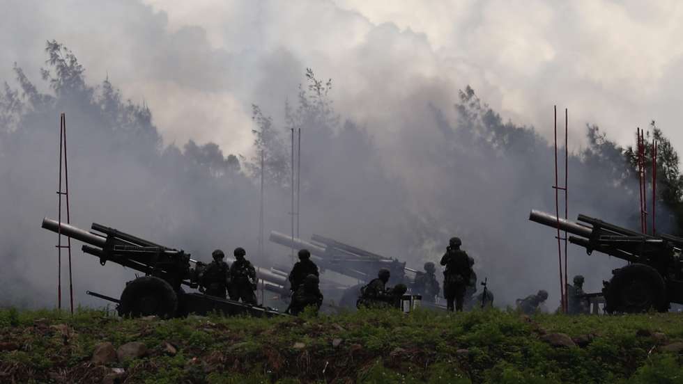 epa10112040 Taiwanese soldiers reload artillery during a live-fire drill in Pingtung, Taiwan, 09 August 2022. Taiwan's military held a live fire drill to simulate defense of the country against a Chinese invasion, following the China's recent live fire drill in the six maritime areas around Taiwan.  EPA/RITCHIE B. TONGO