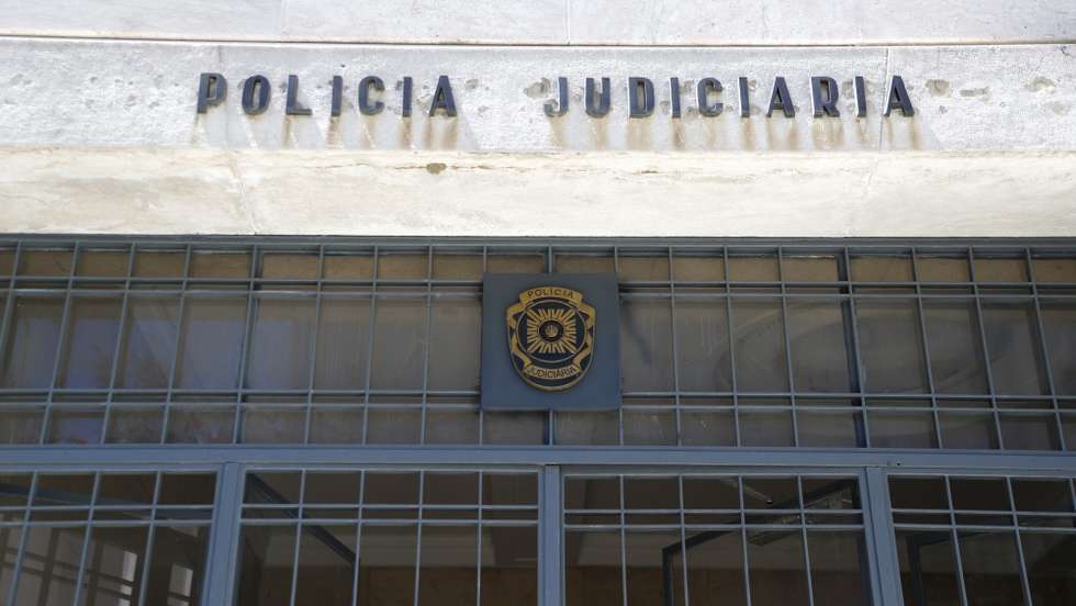 A Unidade de Informação Criminal da PJ localizou e deteve o fugitivo na zona de Portimão, no distrito de Faro