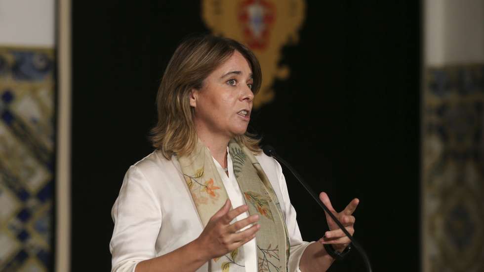 A coordenadora do Bloco de Esquerda (BE) , Catarina Martins, fala aos jornalistas à saída de uma audiência com o Presidente da República, Marcelo Rebelo de Sousa (ausente da fotografia), no âmbito dos encontros periódicos habituais e tendo em consideração a apresentação da proposta de lei de Orçamento do Estado 2022, Palácio de Belém, em Lisboa, 15 de outubro de 2021. MANUEL DE ALMEIDA/LUSA