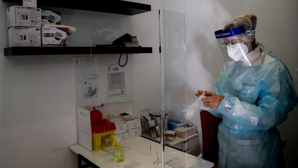A diretora técnica de uma farmácia de Benfica em Lisboa, prepara-se para efetuar um teste de deteção de covid-19. As farmácias preparam-se para uma maior procura por testes para deteção de covid-19 nos próximos dias, aumentando os stocks e alargando horários para a testagem, sujeita a marcação prévia em Lisboa, 26 de novembro 2021. (ACOMPANHA TEXTO DA LUSA) TIAGO PETINGA/LUSA