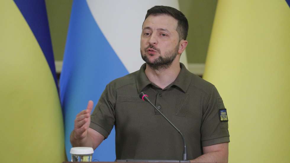 epa10025800 Ukrainian President Volodymyr Zelensky  attends his joint press conference with Prime Minister of Luxembourg Xavier Bettel after their meeting in Kyiv, Ukraine, 21 June 2022. Xavier Bettel arrived to Kyiv and met with President Zelensky and top Ukrainian officials, at a time when the country is pushing for EU membership.  EPA/SERGEY DOLZHENKO