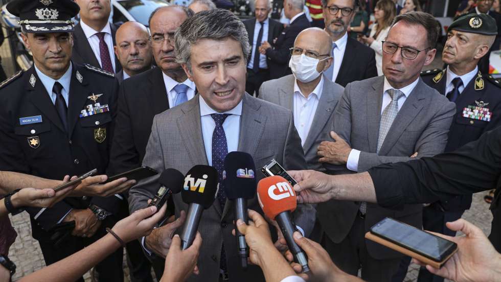 O ministro da Administração Interna, José Luís Carneiro (C), fala aos jornalistas no final da apresentação do programa Algarve Seguro 2022, Faro, 27 de junho de 2022. Este programa prevê um reforço dos dispositivos das forças e serviços de segurança do Ministério da Administração Interna, bem como dos agentes de proteção civil durante os meses de verão. LUÍS FORRA/LUSA