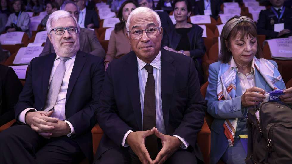 O primeiro-ministro, António Costa (C), ladeado pela Eurodeputada e antiga ministra da Presidência e da Modernização Administrativa, Maria Manuel Leitão Marques (D), durante o Fórum das Competências Digitais, em Lisboa, 24 de outubro de 2022. RODRIGO ANTUNES/LUSA