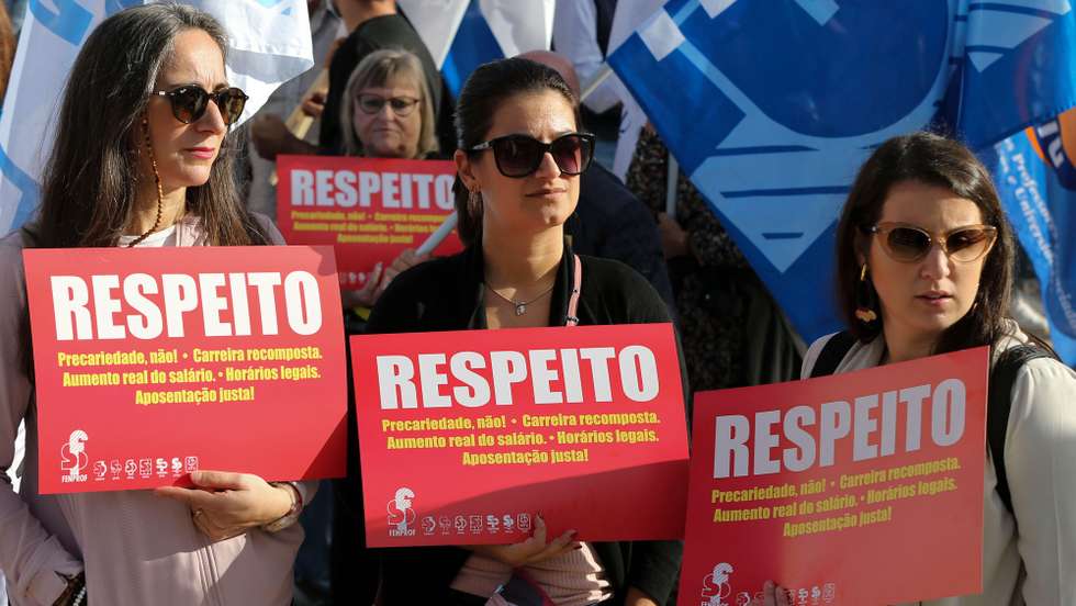 Docentes protestam durante a greve nacional de professores, educadores e trabalhadores não docentes decretada pela Federação Nacional dos Professores (Fenprof) que converge com outras organizações na realização de uma greve nacional "no dia em que o ministro da Educação, João Costa, está na Assembleia da República para defender o indefensável: o (sub)financiamento da Educação previsto no Orçamento do Estado para 2023", Lisboa, 2 de novembro de 2022.  MANUEL DE ALMEIDA/LUSA