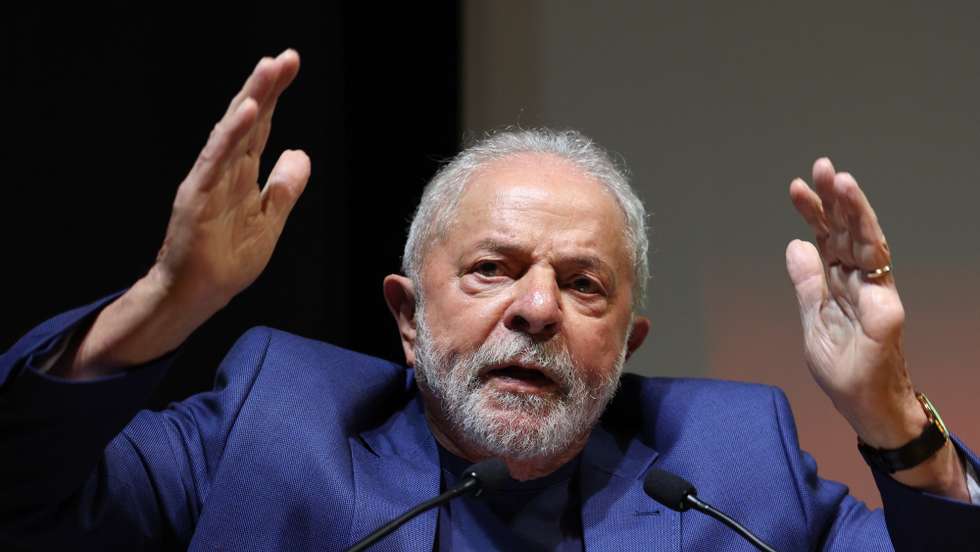 epa10314225 Brazilian President-elect Luiz Inacio Lula da Silva (L) speaks during a meeting with representatives of the Brazilian community in Portugal, in Lisbon, Portugal, 19 November 2022.  EPA/ANTONIO COTRIM