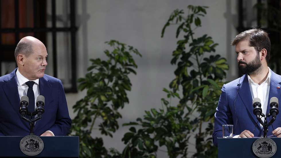 epa10439421 German Chancellor Olaf Scholz (L) and Chilean President Gabriel Boric (R) appear at a joint statement at La Moneda palace, in Santiago, Chile, 29 January 2023. Scholz began his first visit to Chile with a tour of the Museum of Memory and Human Rights, which commemorates the victims of Chile's military dictatorship (1973-1990).  EPA/ELVIS GONZALEZ