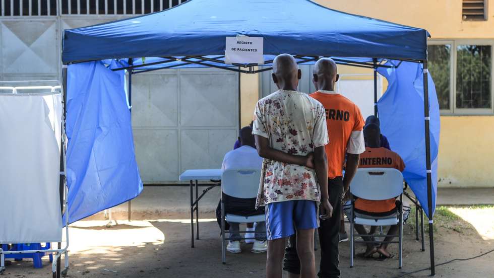 Reclusos fazem o registo para fazerem um exame com um aparelho de raio-X portátil e IA para a deteção de tuberculose, na Penitenciária Provincial de Maputo, em Maputo, Moçambique, 04 de dezembro de 2023. Um aparelho de raio-X portátil e uma aplicação de Inteligência Artificial (IA) que analisa em minutos as ‘chapas’ já detetaram, apenas em Maputo, 66 dos 300 casos de tuberculose entre os cerca de 23.000 reclusos em Moçambique. (ACOMPANHA TEXTO DA LUSA DO DIA 11 DE DEZEMBRO DE 2023). LUÍSA NHANTUMBO/LUSA