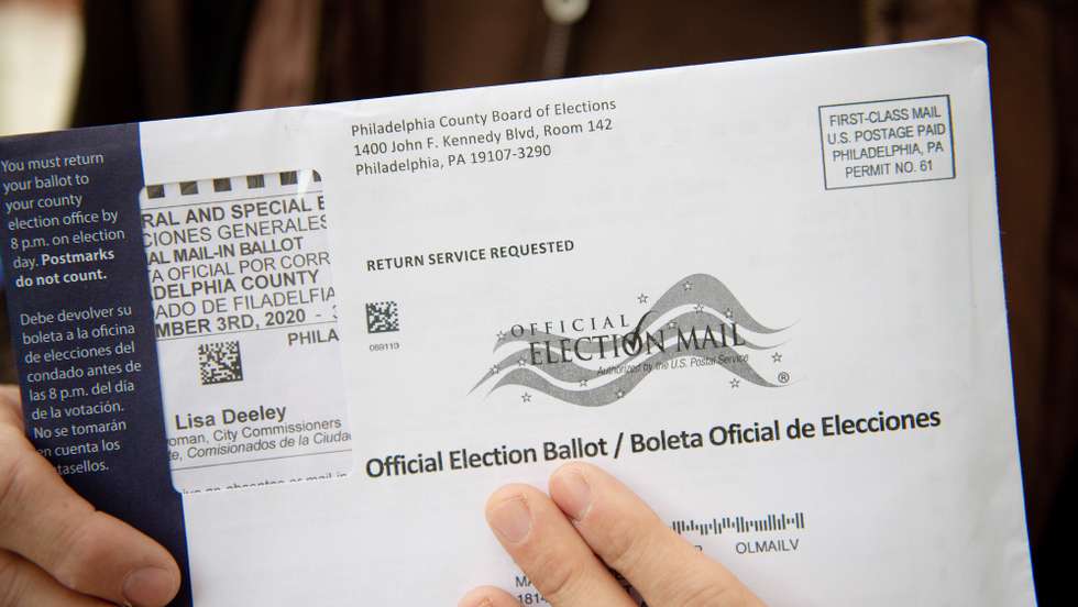 epa08795599 A voter holds a mail-in ballot in Philadelphia, Pennsylvania, USA, 03 November 2020. Americans vote on Election Day to choose between re-electing Donald J. Trump or electing Joe Biden as the 46th President of the United States to serve from 2021 through 2024.  EPA/TRACIE VAN AUKEN