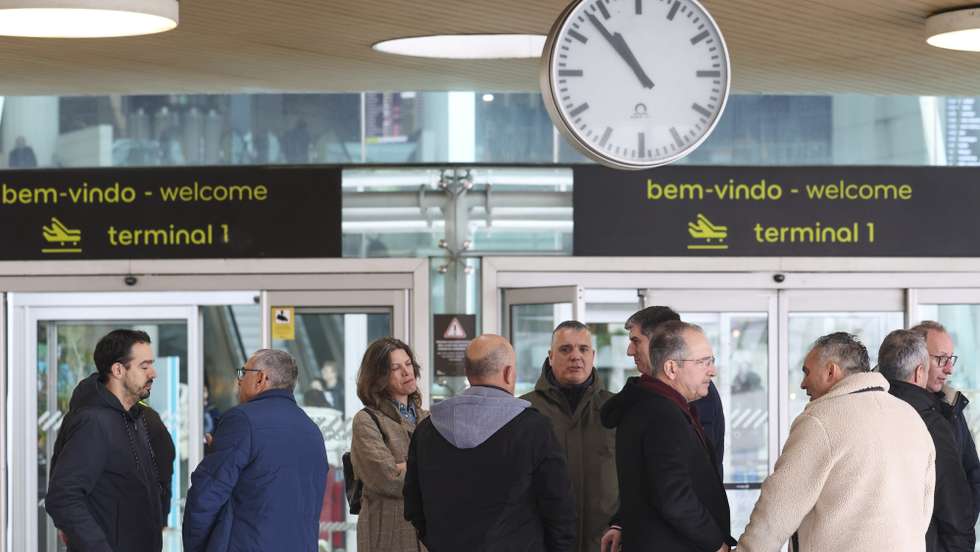 Associados da Associação Sindical dos Profissionais da Polícia (ASPP), participam na concentração no final de um plenário que decorreu no aeroporto Humberto Delgado, em Lisboa, 29 de janeiro de 2026. ANTÓNIO COTRIM/LUSA