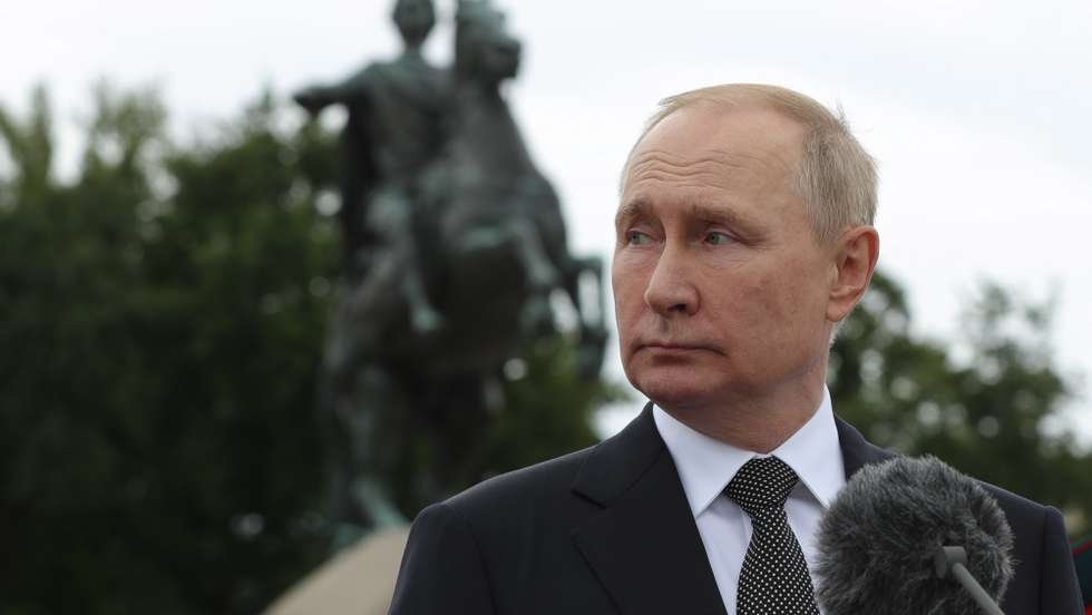 epa10099700 Russian President Vladimir Putin attends the the Main Naval Parade marking the Russian Navy Day in St.Petersburg, Russia, 31 July 2022. Traditionally the Russia Navy Day is celebrated on the last Sunday in July.  EPA/MIKHAIL KLIMENTYEV / SPUTNIK / KREMLIN POOL MANDATORY CREDIT