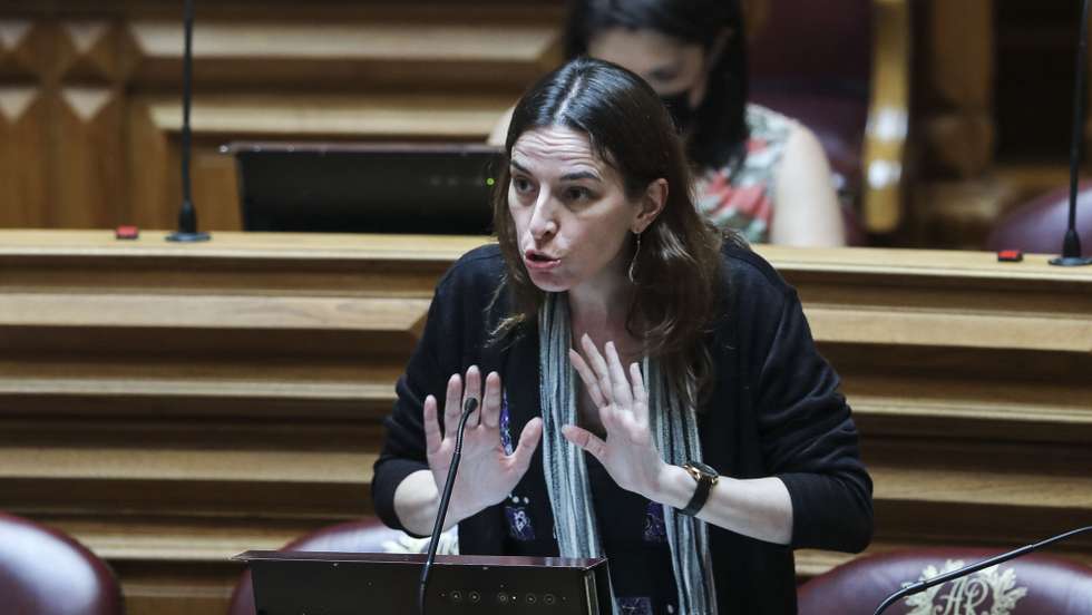 A deputada do PCP, Diana Ferreira, intervém no debate parlamentar de interpelação ao Governo requerida pelo PS, sobre "Respostas do Estado Social à Pandemia causada pelo vírus SARS-CoV-2", na Assembleia da República, em Lisboa, 28 de maio de 2020. MIGUEL A. LOPES/LUSA