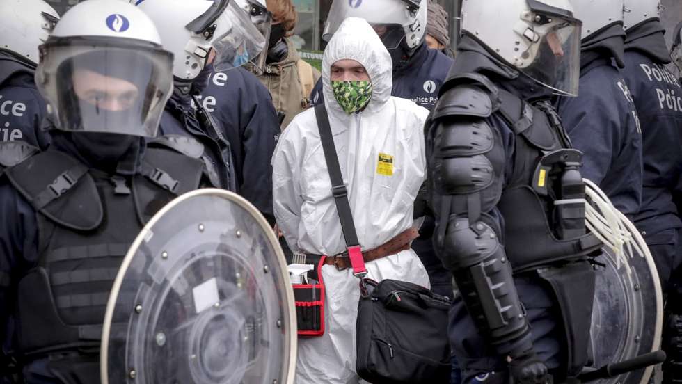epa08977068 Police detain protesters during a protest against government-imposed measures to tackle the coronavirus epidemic, in Brussels, Belgium, 31 January 2021. The demonstration was not authorized by the Brussels-Capital / Ixelles police.  EPA/OLIVIER HOSLET