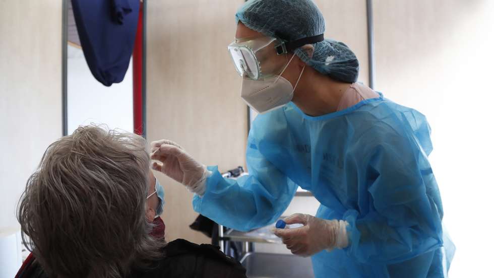epa08998578 A medical worker takes nasal swab samples at a test station for Covid-19 coronavirus in Montpellier, France, 09 February 2021. The top French medical authority (Haute autorite de Sante) has approved the vaccine AstraZeneca-Oxford for use in France, but only for people under 65, echoing decisions made in Sweden, Germany, Belgium and Switzerland over concerns about a lack of data on the effectiveness of the vaccine for over 65s.  EPA/GUILLAUME HORCAJUELO